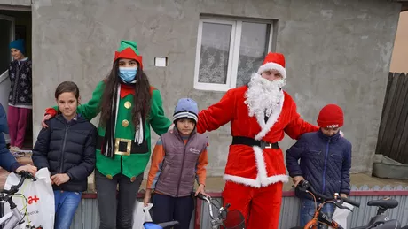 Spiridușii de la Antibiotice au adus bucuria Crăciunului pentru 80 de copii nevoiași