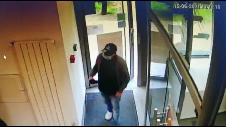Dacă l-aţi văzut sunaţi la 112 Acest bărbat este căutat de poliţişti după ce ar fi furat din fanta unui bancomat circa 30.000 lei - FOTO VIDEO