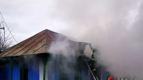 O casă a fost cuprinsă de flăcări în județul Iași -FOTO