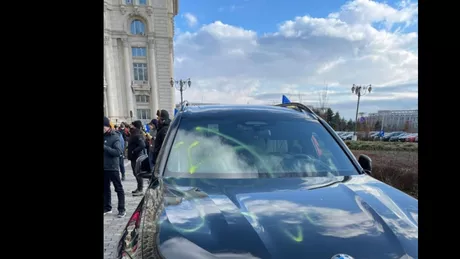 Protestatarii din București au vandalizat mașinile ambasadorilor Japoniei și SUA în România - FOTO