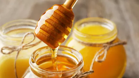 Mierea organică Ce înseamnă și ce o deosebește de mierea crudă și de mierea de Manuka