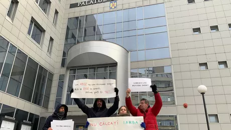 Protest în fața Palatului de Justiție din Iași. Mai multe persoane cer liberarea lui Cristian Dide. UPDATE Activistul pus sub control judiciar - FOTO VIDEO