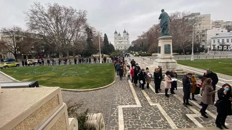 Momentul zilei la Iaşi Rând uriaş pentru a asista la spectacolul Baltagul cu Maia Morgenstern în Sala Mare a Naţionalului ieşean - GALERIE FOTO EXCLUSIV