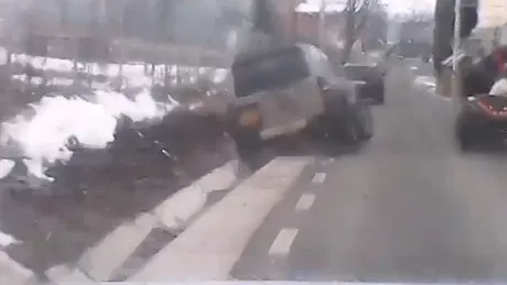 Un șofer urmărit ca-n filme pe străzile din județul Suceava. Polițiștii l-au oprit după ce au tras focuri de armă în pneuri - VIDEO
