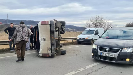 Accident rutier în zona Cârlig din judeţul Iași Un autoturism s-a răsturnat pe şosea - EXCLUSIV FOTO VIDEO
