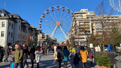 Duminică însorită la Iaşi. Zeci de persoane stau la coadă la roata panoramică - EXCLUSIV GALERIE FOTO