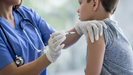 De azi pot fi vaccinați și copiii cu vârste cuprinse între 5 și 11 ani. Programările pot fi făcute de către părinți