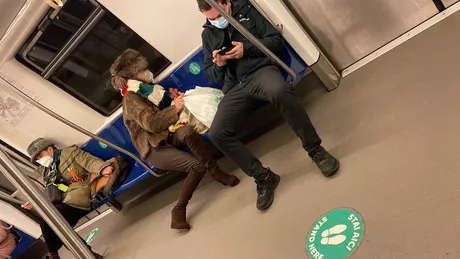 Femeia din București care a împins călătorii de la metrou cu o cruce de lemn a fost prinsă