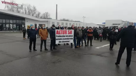 Protest în faţa Ministerului Energiei. Zeci de angajaţi de la Alro Slatina au ieşit în stradă