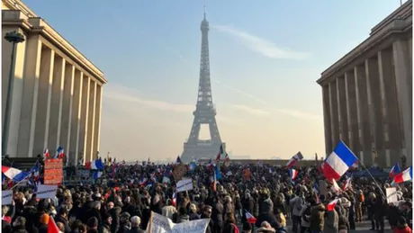 Proteste de amploare împotriva certificatului de vaccinare la Paris