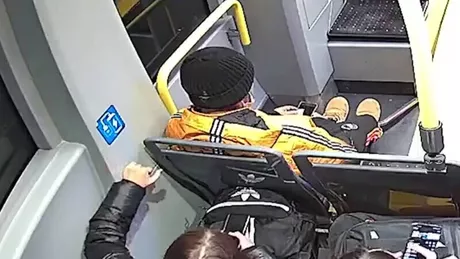 Prejudiciu uriaş făcut de un tânăr care a spart ușa unui tramvai PESA Poliţiştii l-au reținut  - EXCLUSIV