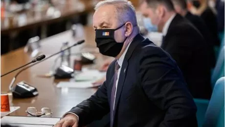 Ministrul apărării Vasile Dîncu explică tipul de masă pe care l-a purtat în cadrul unei ceremonii militare este compusă dintr-o mască standard de tip chirurgical