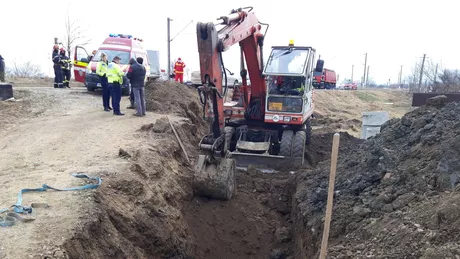 Bărbat din Suceava transportat la spital după ce a fost prins sub un mal de pământ 