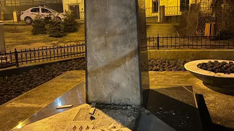 Placa unei fațade a monumentului dedicat victimelor pogromului din Iași a fost găsită spartă