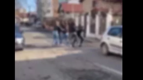 Scene şocante cu eleve care se bat în mijlocul străzii în Focșani - VIDEO