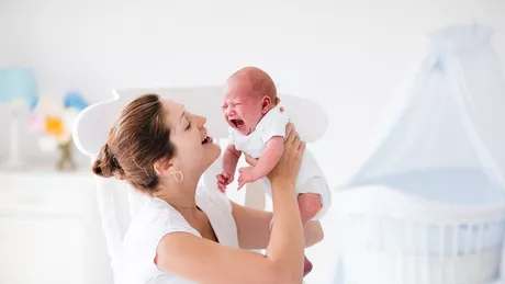 Ce trebuie să faci atunci când bebe dă din mâini și din picioare  Care sunt modalitățile prin care-l puteți calma