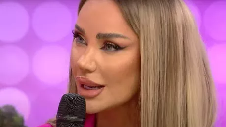 Bianca Drăgușanu s-a pozat goală în cadă. Vedeta era acoperită doar de petale de trandafiri