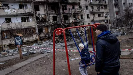 Un copil din Kiev se joacă într-un parc lovit de rachetele rusești Imagini cu puternic impact emoţional - FOTO