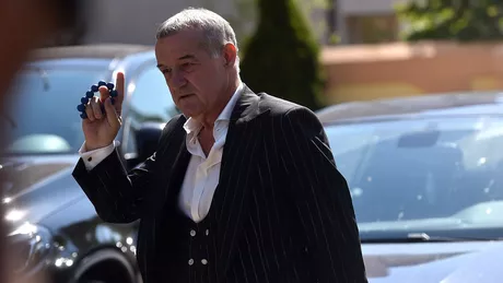 Gigi Becali se plimbă pe străzile din Capitală cu teancuri de bani în mână