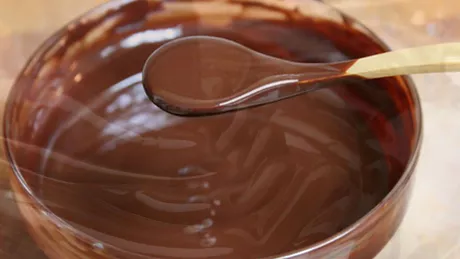 Glazură de ciocolată cu frișcă Cum pregătea bunica cel mai delicios desert