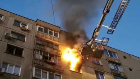 Un apartament din București este în flăcări. Incendiul a pornit după ce mai multe deșeuri au luat foc