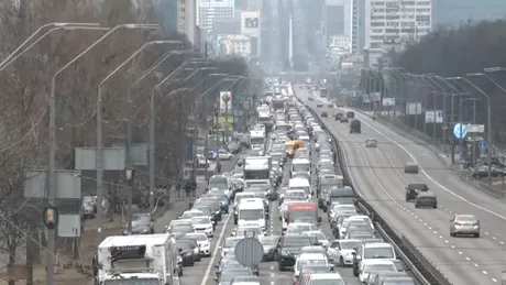 LIVE VIDEO din Kiev după ce Rusia a declarat război Cozi kilometrice de mașini