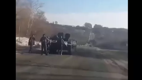 Soldați ruși rămași cu blindatul fără combustibil în mijlocul drumului. Șofer ucrainean Vă tractez eu înapoi în Rusia - VIDEO