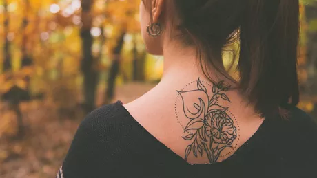 Cele mai spectaculoase tatuaje pe spate pentru fete Ce semnificație au acestea și care este originea lor