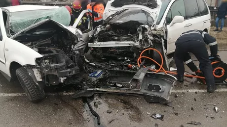 Accident rutier grav în județul Suceava. Două persoane rănite în urma coliziunii a două autoturisme - FOTO