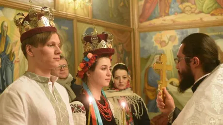 Doi tineri ucraineni s-au căsătorit în ziua invaziei ruse iar luna de miere și-o petrec luptând în război