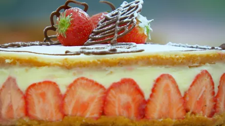 Tort Fraisier - Cum se pregătește tortul franțuzesc cu căpșuni