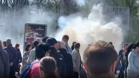 Ucraineni ieşiţi în Herson pentru a protesta împotriva războiului atacaţi de armata rusă - VIDEO