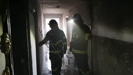 Incendiu într-un bloc din Botoșani. Au fost evacuate 15 persoane - FOTO