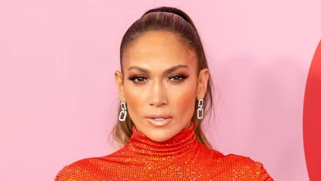 Rutina din 4 pași simpli care o ajută pe Jennifer Lopez să arate cu 20 de ani mai tânără