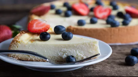 Prăjitură cu brânză fără aluat. Cum să pregătești rapid un desert aromat și gustos