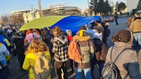 Sute de persoane protestează în fața Ambasadei Federației Ruse