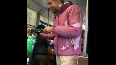 O trotinetă electrică Lime plimbată de un bărbat cu tramvaiul CTP Iaşi - VIDEO