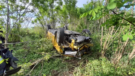 Accident rutier în județul Iași. Un autoturism s-a răsturnat în afara părții carosabile - EXCLUSIV