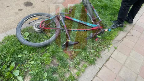Un biciclist a acroșat un pieton pe Strada Arcu municipiul Iași. Victima are nevoie de îngrijiri medicale - EXCLUSIV FOTO