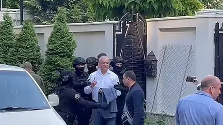 Momentul în care fostul președinte Igor Dodon este scos cu mascații din propria curte și urcat în dubă - VIDEO