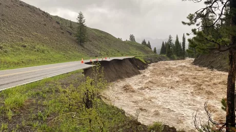 Devastat de inundaţii Parcul Yellowstone a fost închis pentru prima oară în ultimii 34 de ani