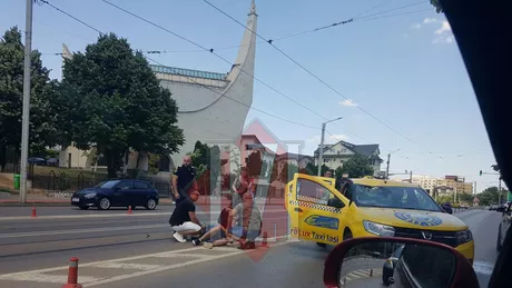 Accident rutier la Belvedere în Iaşi. Un pieton a fost acroşat de un taxi după ce a traversat prin loc nepermis - EXCLUSIV FOTO UPDATE VIDEO