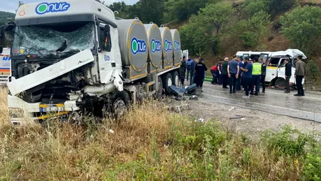 Tragedie pe șosele Un microbuz plin cu persoane care mergeau la o nuntă s-a ciocnit cu un camion. Opt oameni au murit