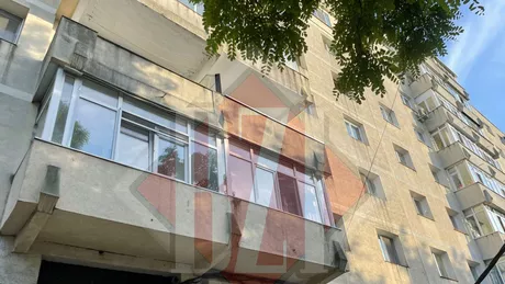 Un bărbat care stătea pe marginea unui balcon a pus pe jar pompierii din Iași Mai multe echipaje au pornit o misiune de salvare contraconometru era la etajul 2 - EXCLUSIV FOTO UPDATE