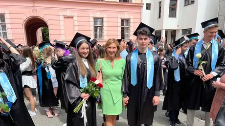Carmen Iohannis în fustă scurtă și pantofi roz la balul de absolvire al elevilor ei din Sibiu. Prima Doamnă a atras toate privirile