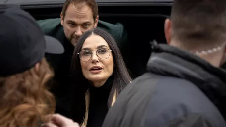 Demi Moore surprinsă alături de noul iubit în ipostaze inedite. Actrița este mai îndrăgostită ca niciodată