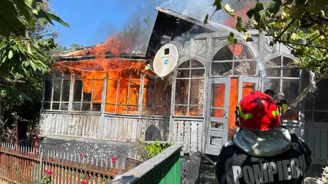 Incendiu puternic la o casă din judeţul Iași. Pompierii intervin de urgență pentru a stinge flăcările uriașe - FOTO