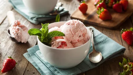 Înghețată de casă cu fructe. Cum să pregătești rapid un desert de vară gustos și răcoritor