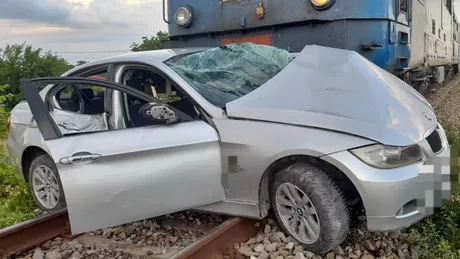 O maşină a fost lovită de tren în Ialomița. Două persoane au fost rănite una dintre ele fiind în stare de inconştienţă