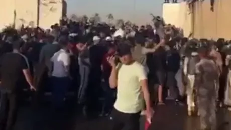 Criză politică în Irak. Manifestanţii au pătruns în zona verde şi au invadat Parlamentul de la Bagdad
